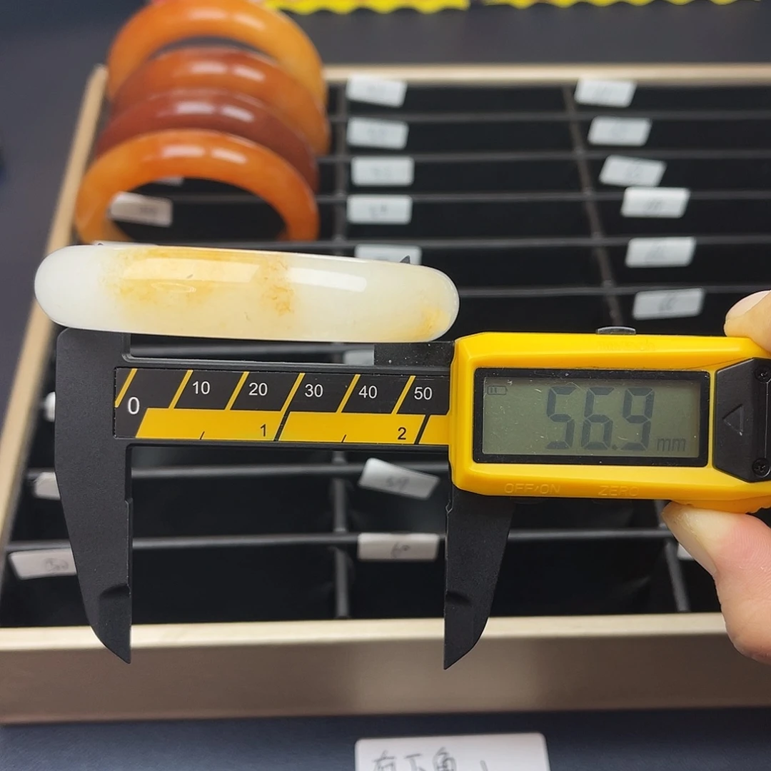 未镶嵌石英质玉（黄龙玉）手镯45