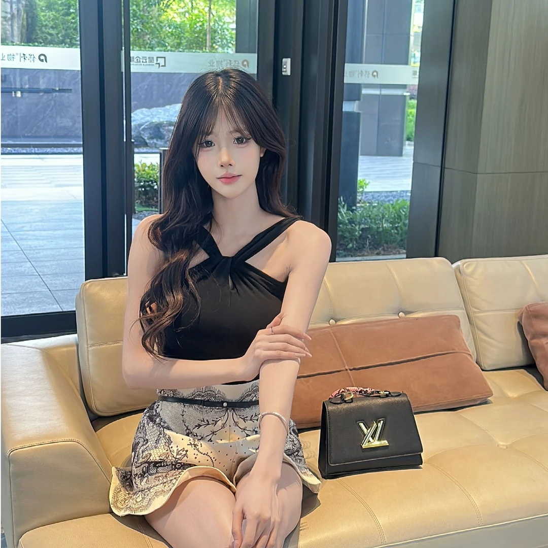 韩百万chic 『 炽 热 黑 巴 克 』 辣妹不规则上衣气质显瘦女装露肩