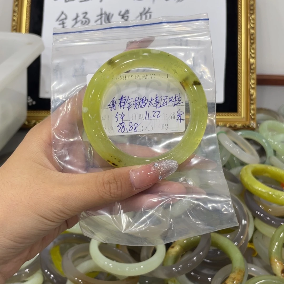 未镶嵌蛇纹石玉颈饰我****?