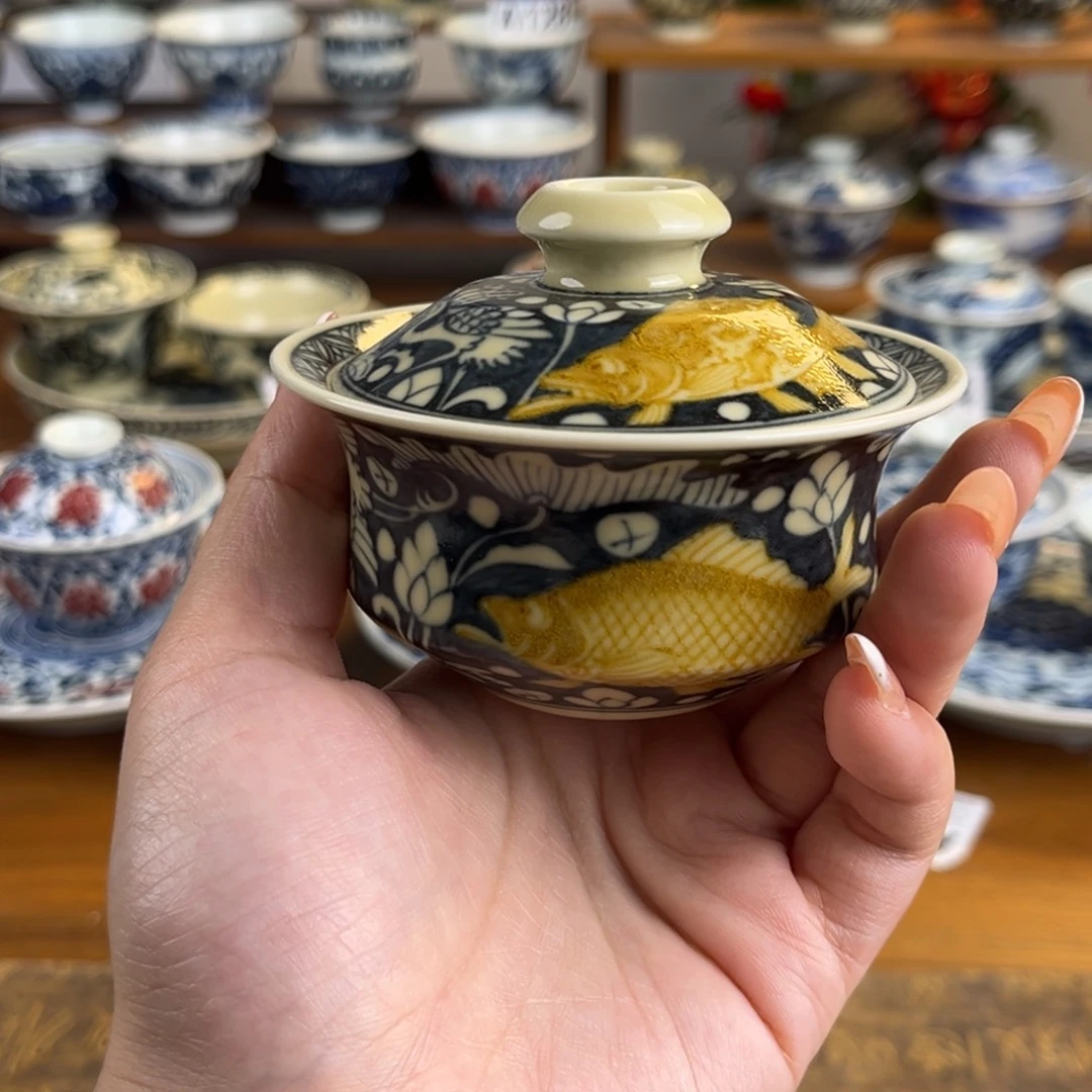 微瑕釉里金一鹭莲科盖碗