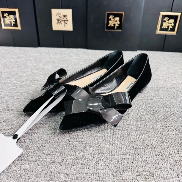 95新 MIU MIU/缪缪 蝴蝶结漆皮绒面平底鞋36码ysc1617