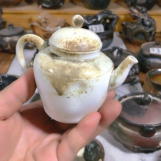 瓷片简约的茶壶白泥