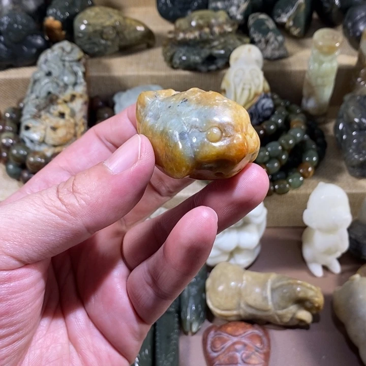 透闪石质玉未镶嵌挂件