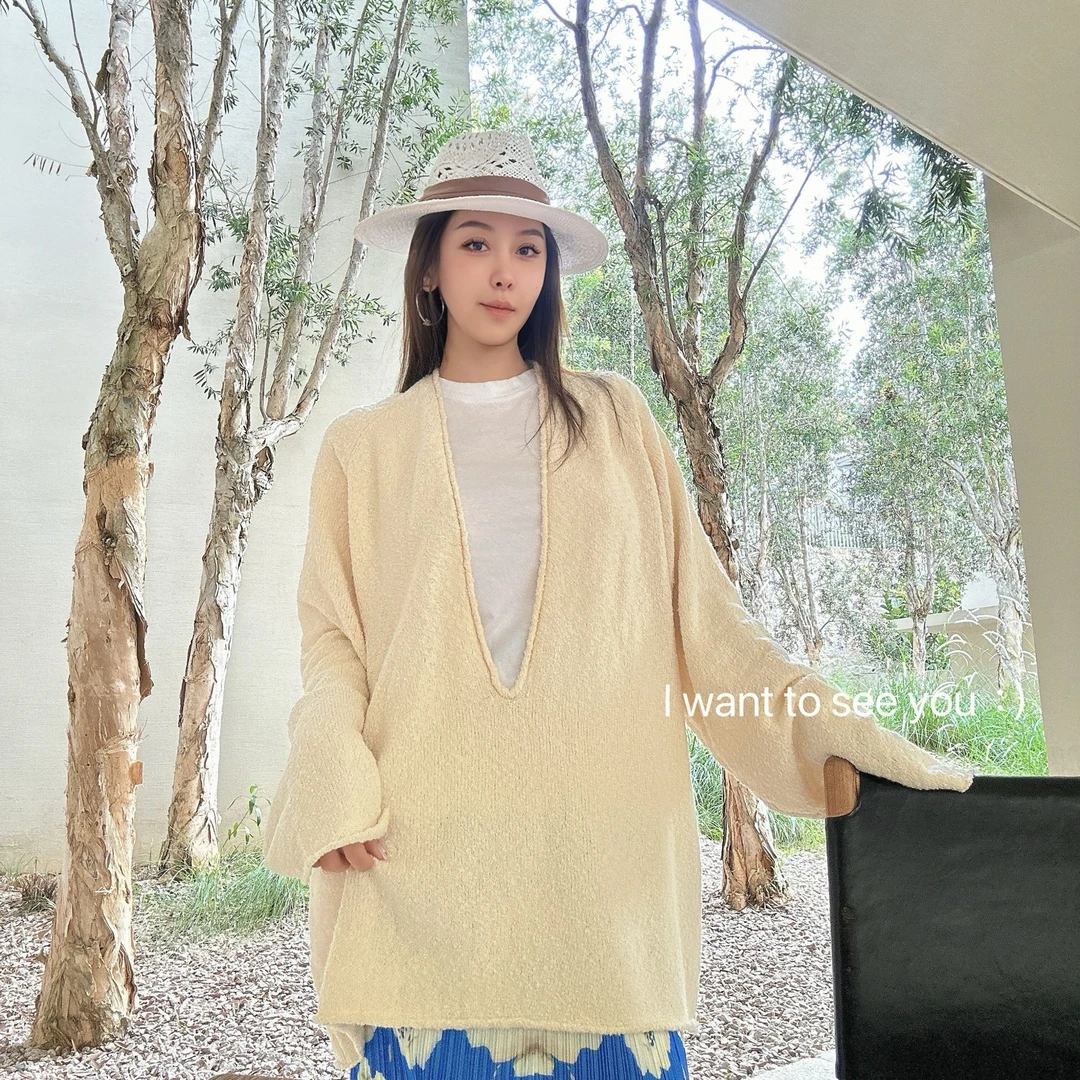 LOWCLASS简约深V特种纱针织衫