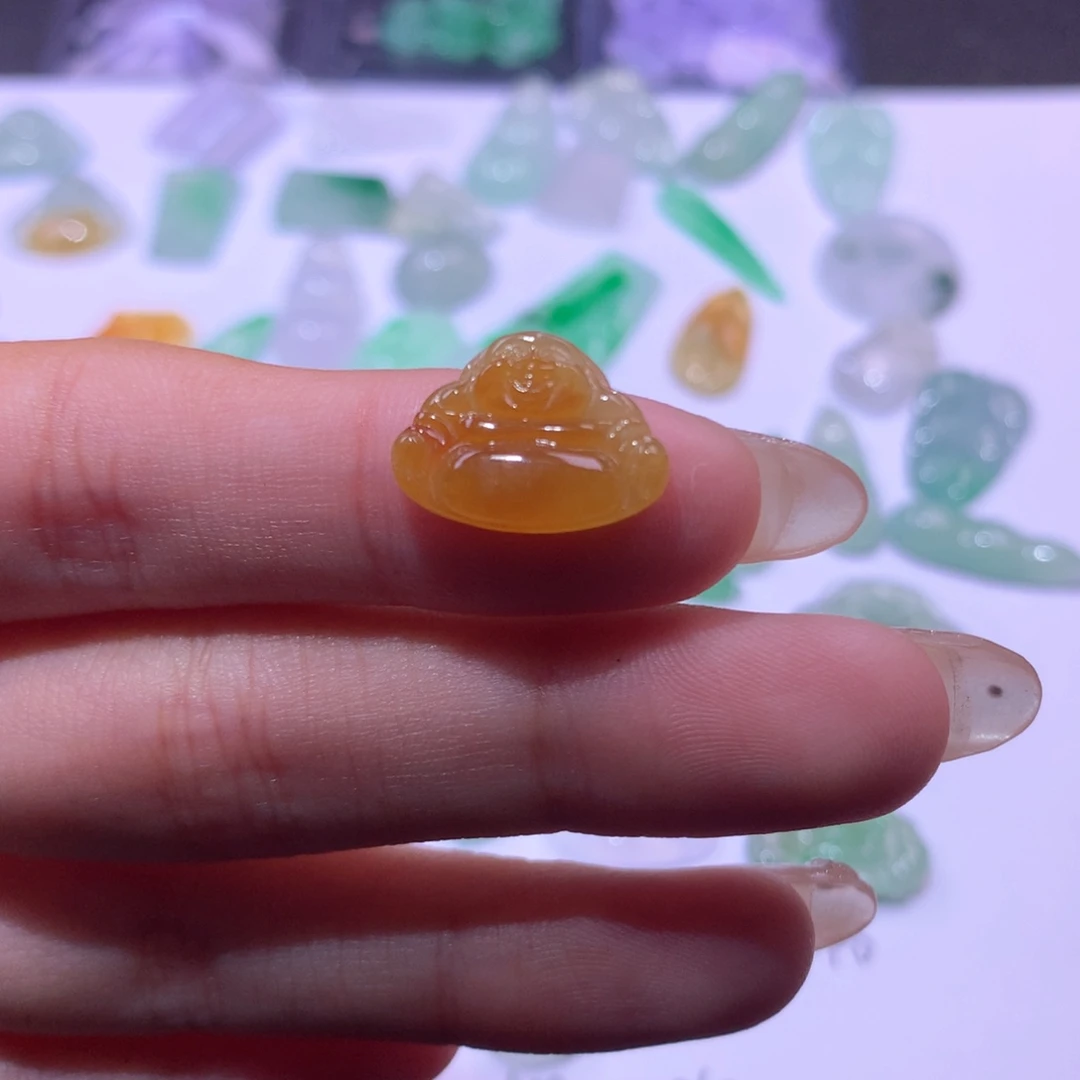 翡翠未镶嵌颈饰佛