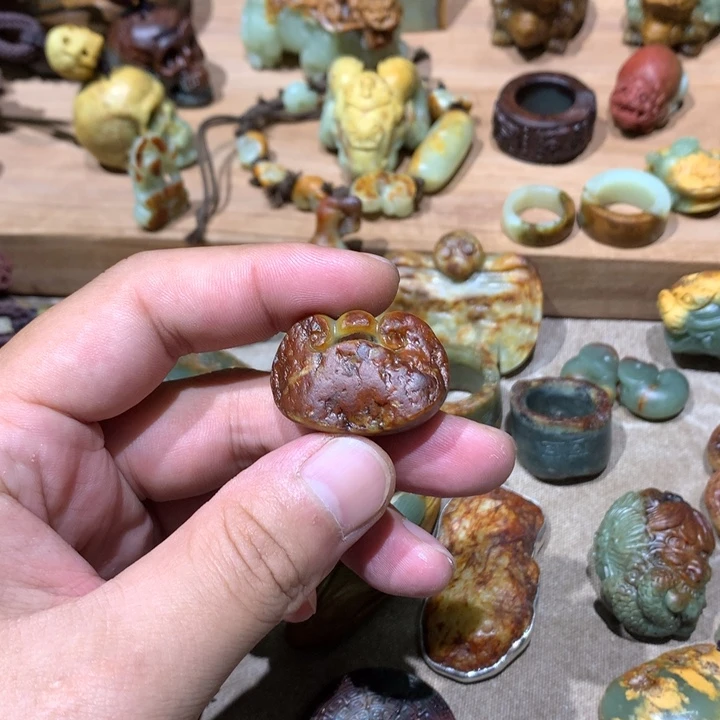 未镶嵌岫岩河磨玉（透闪石质玉）挂件