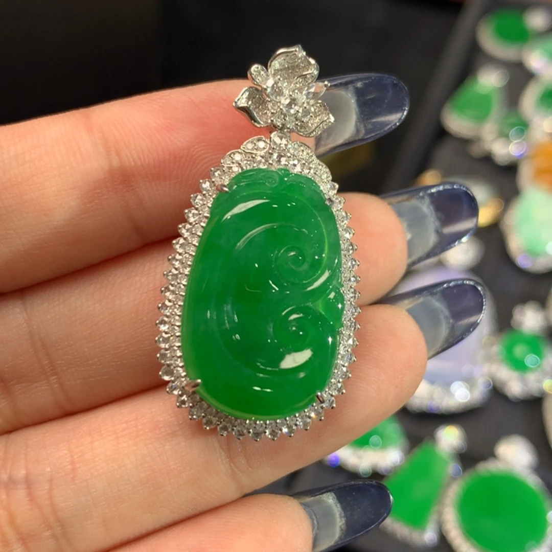 翡翠挂件18K金镶嵌如意