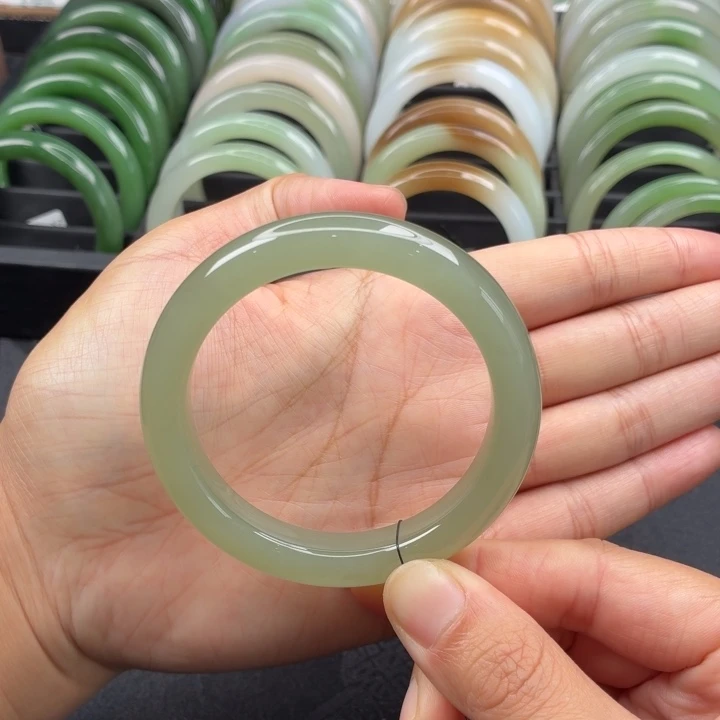 和田玉未镶嵌手镯