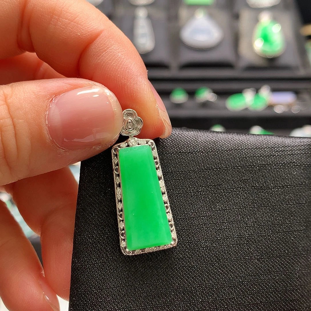 翡翠18K金镶嵌颈饰无事牌