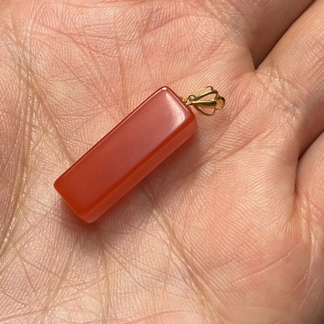 18K金镶嵌南红玛瑙耳饰