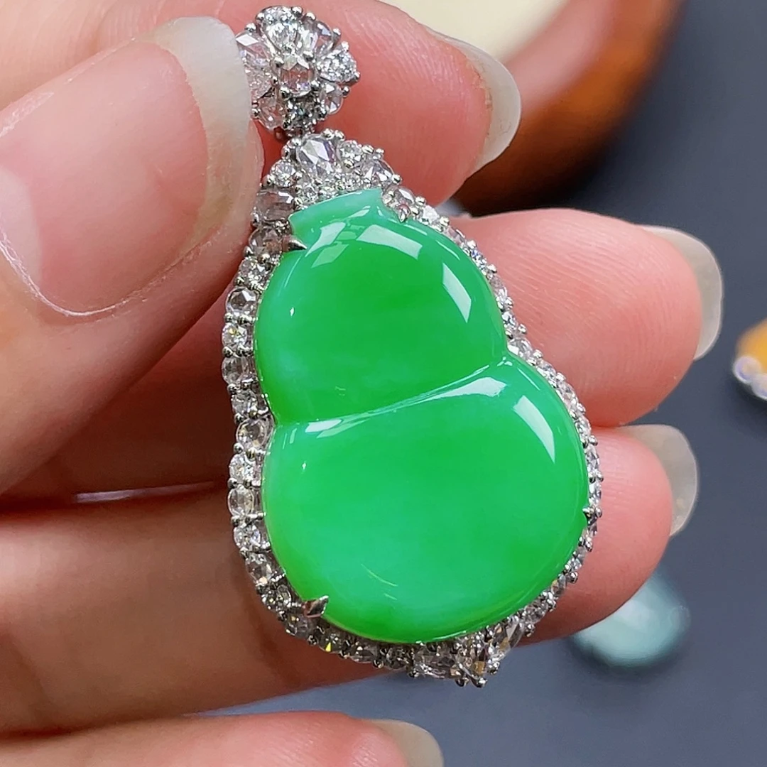 翡翠18K金镶嵌颈饰绿葫芦