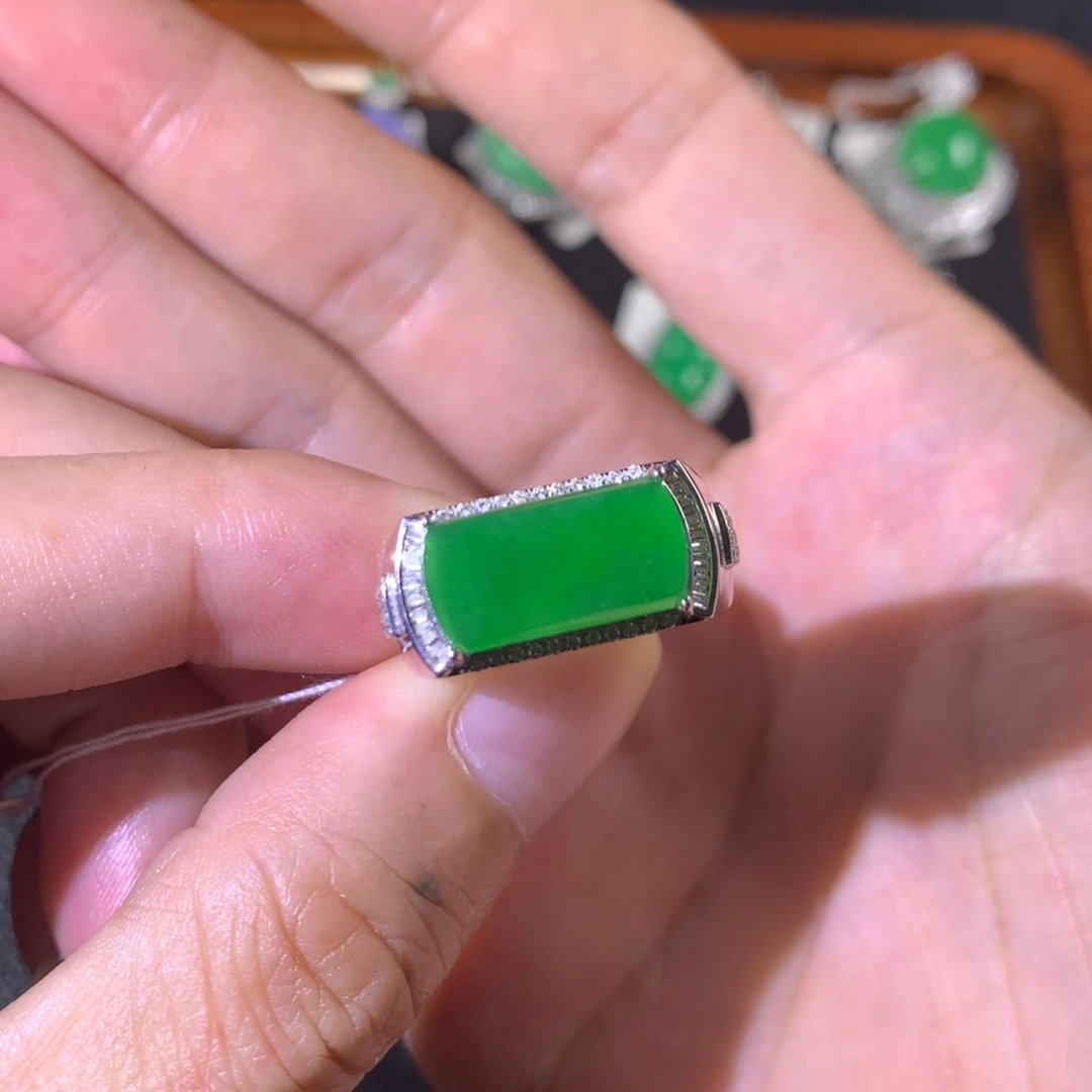 翡翠18K金镶嵌戒指翡翠