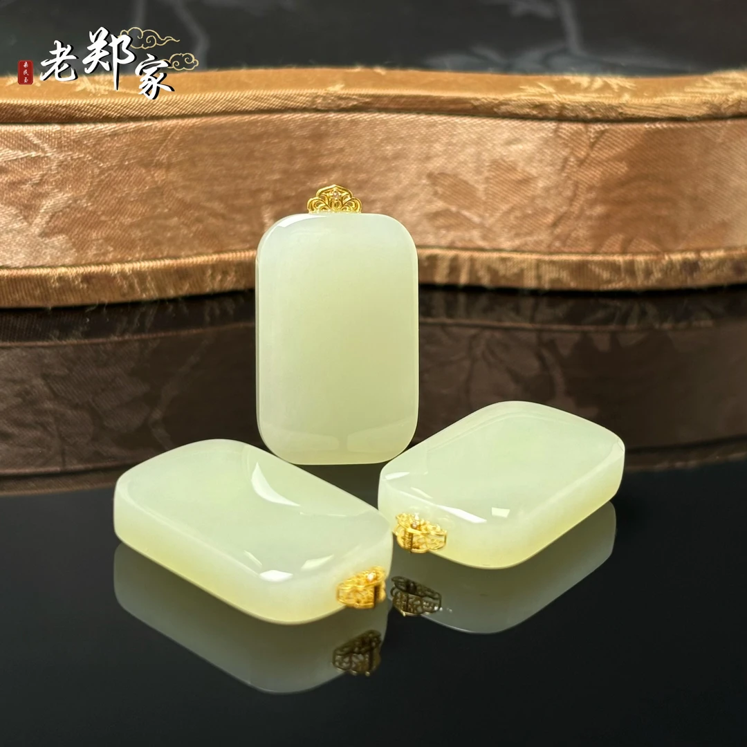 【老郑家】18K金和田玉无事牌挂件 3178 多样性发1件 约27*17*7mm