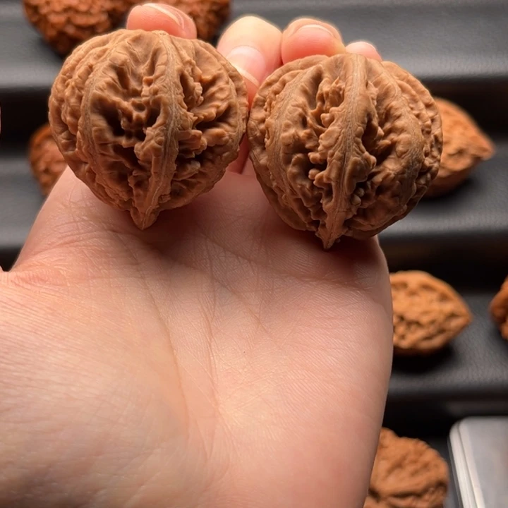 小***斌文玩核桃吊坠粗筋