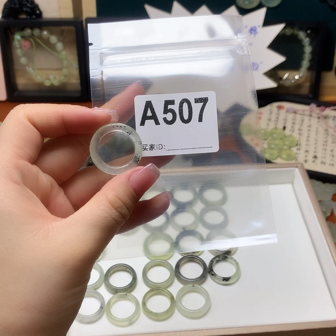 蛇纹石玉颈饰合金饭**?