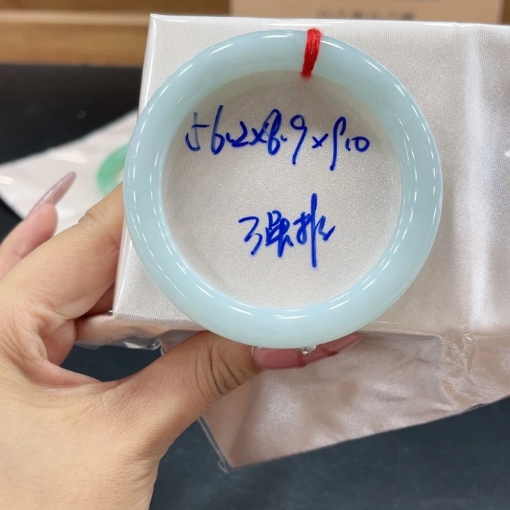 翡翠手镯未镶嵌翡翠