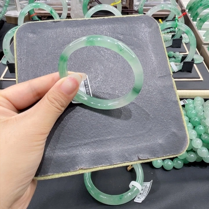 未镶嵌手镯石英质玉（非洲翠）?