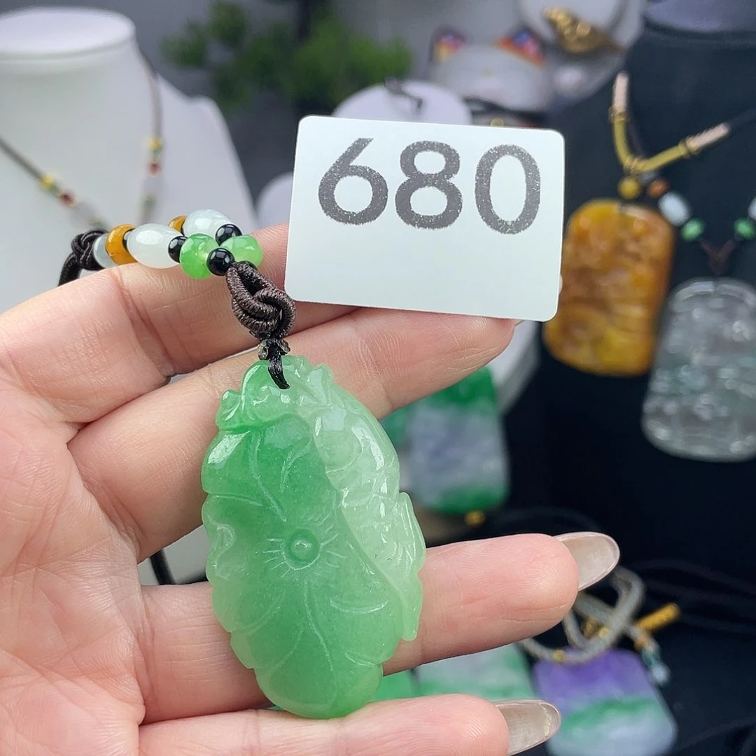 翡翠未镶嵌吊坠(赠链)