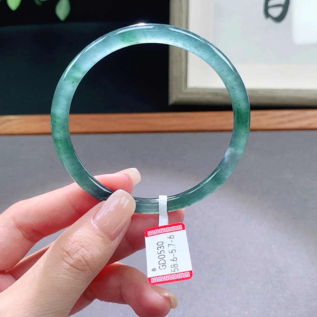 翡翠手镯未镶嵌天然翡翠