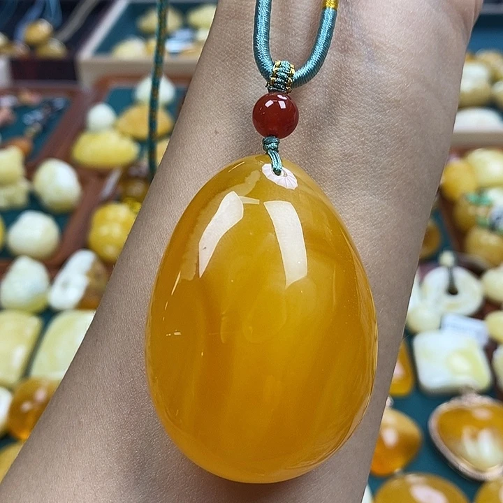 琥珀未镶嵌裸石27.65鸡油红水滴吊坠