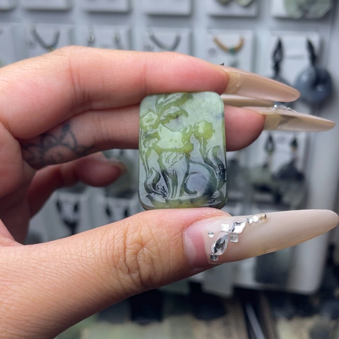 岫玉未镶嵌颈饰狐狸