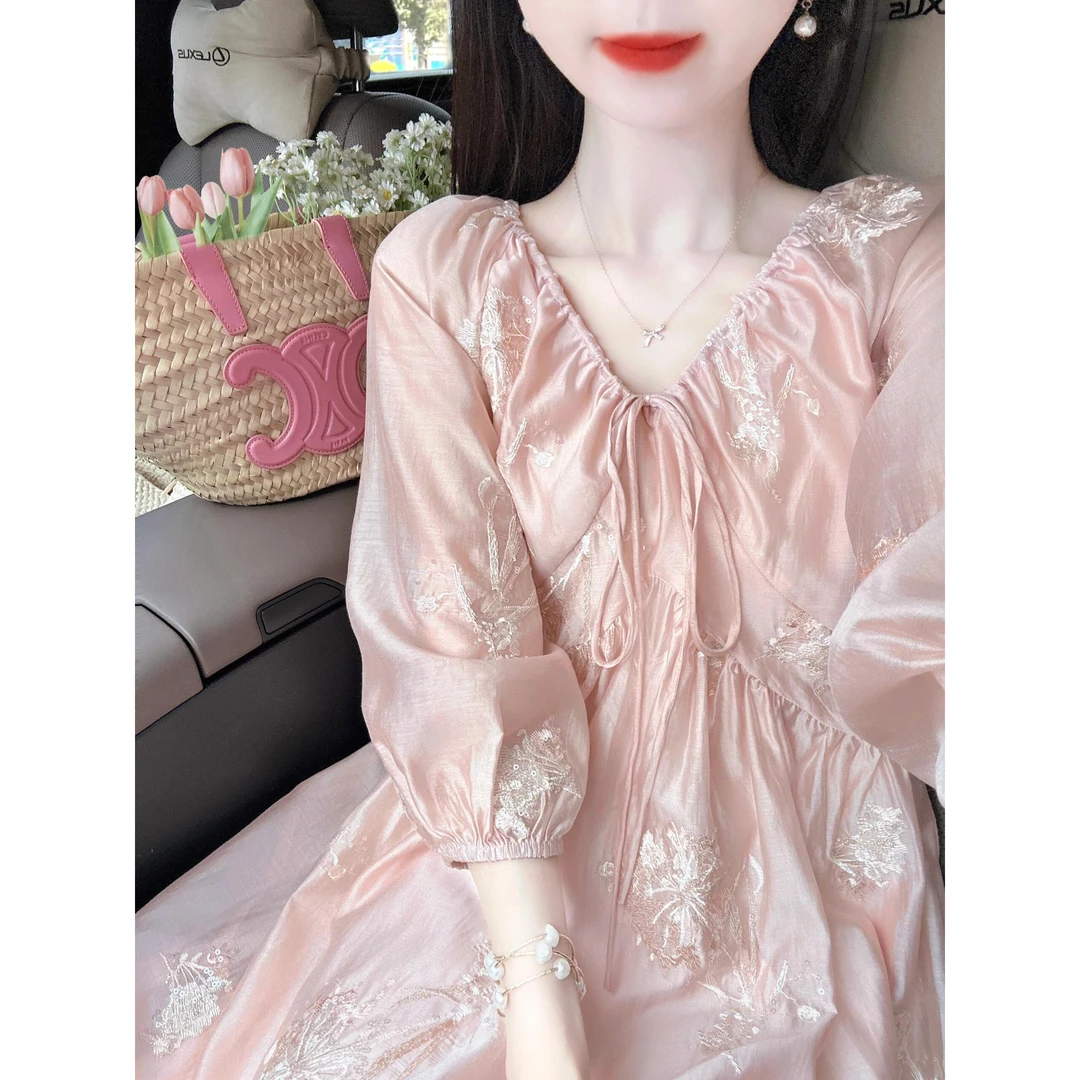 新款气质长袖法式连衣裙刺绣v领长裙千金感穿搭小众设计感显瘦复