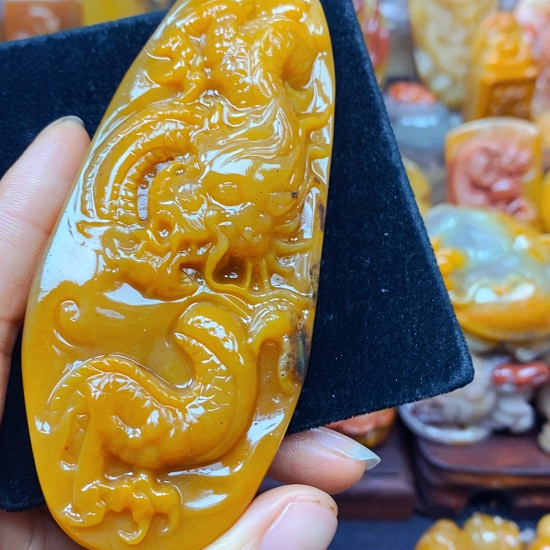 未镶嵌石英质玉（黄龙玉）颈饰