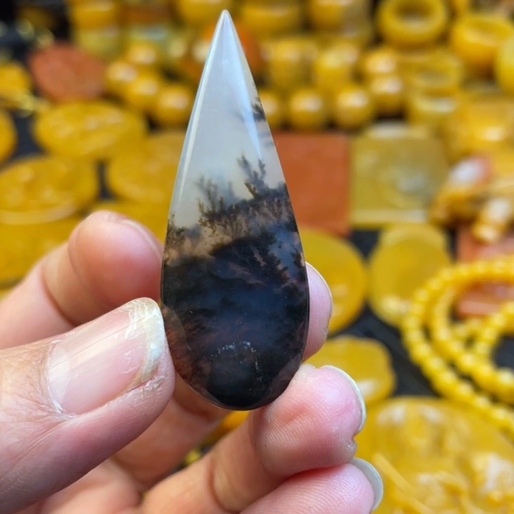 未镶嵌石英质玉（黄龙玉）颈饰