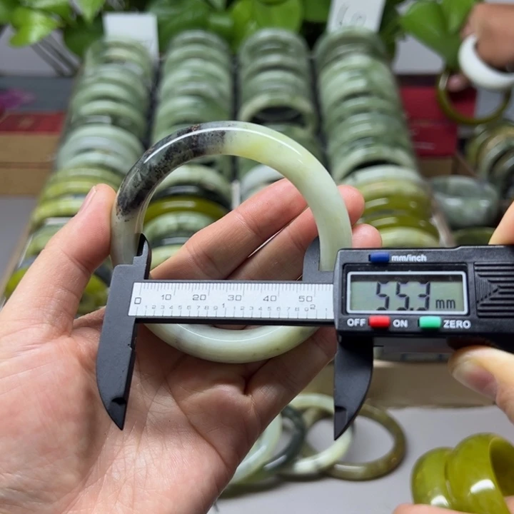 蛇纹石玉未镶嵌手镯2