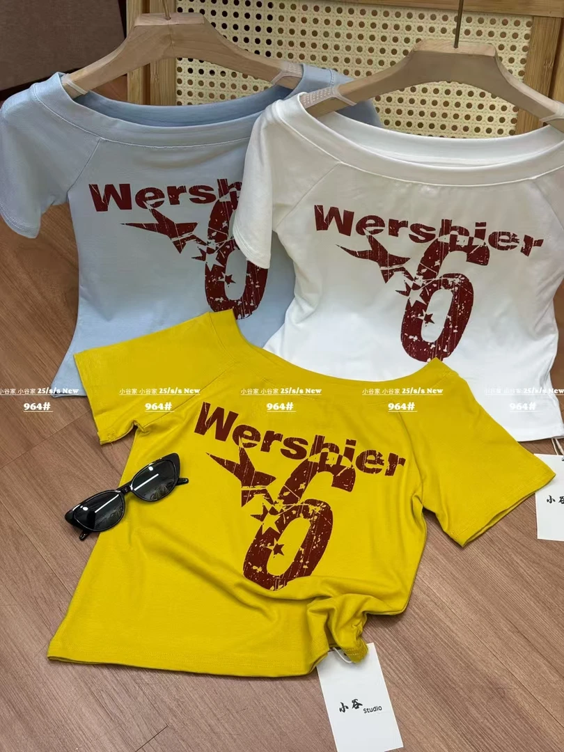 美式辣妹白色斜肩短袖t恤女2025新款夏季修身印花设计感露肩上衣