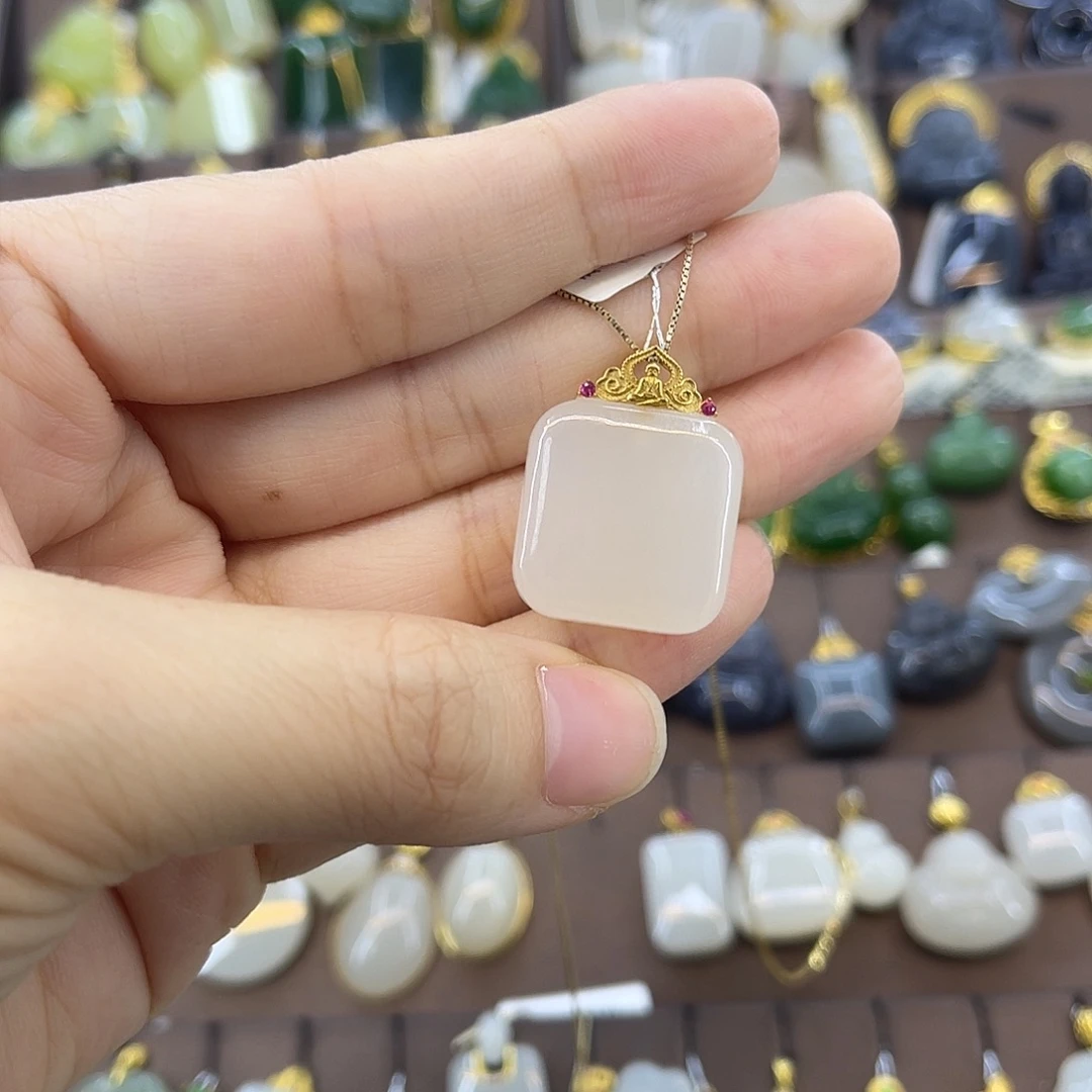 和田玉18K金镶嵌吊坠(赠链)