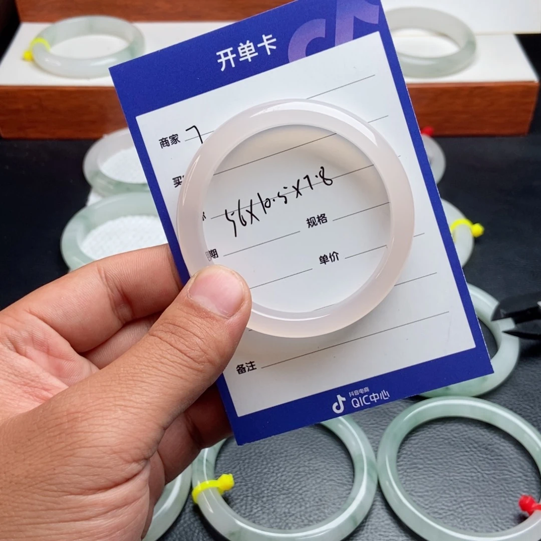 玛瑙/玉髓手镯未镶嵌，***。7