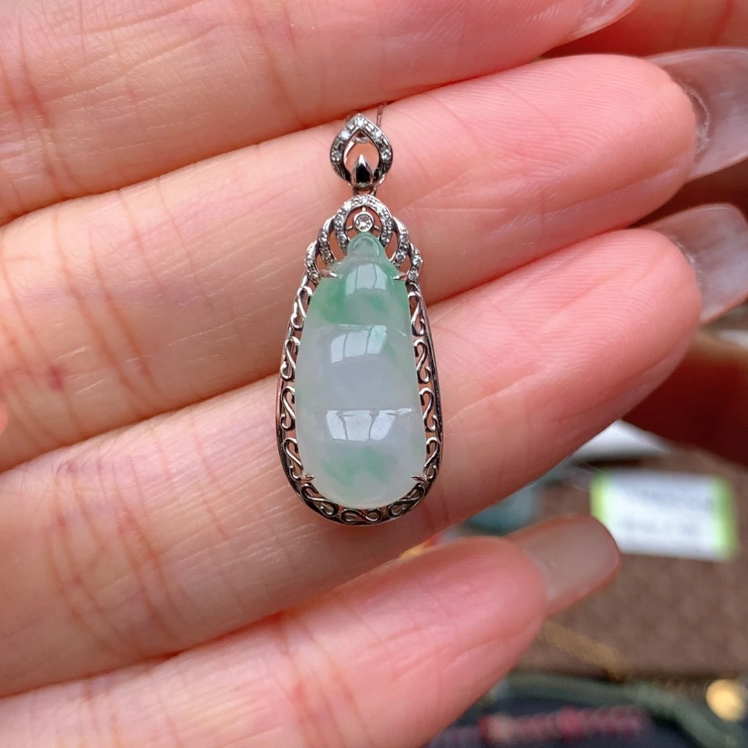 18K金镶嵌挂件翡翠