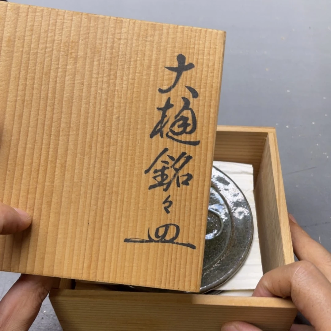 v***n瓷片密密麻麻地铺满一