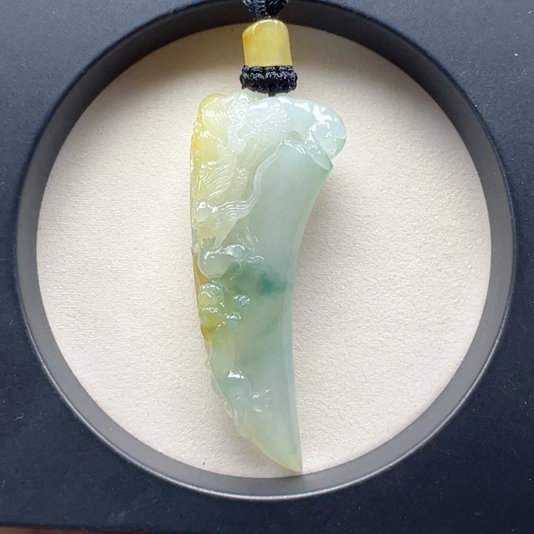 翡翠未镶嵌颈饰龙牙