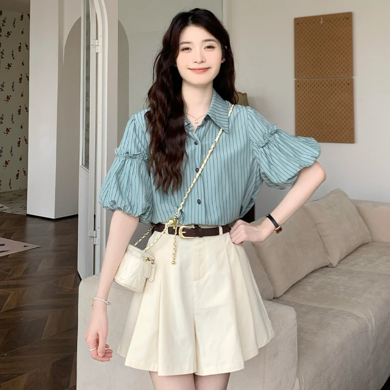 港风单排扣条纹衬衫女2024夏季新款高级感木耳拼接泡泡袖上衣