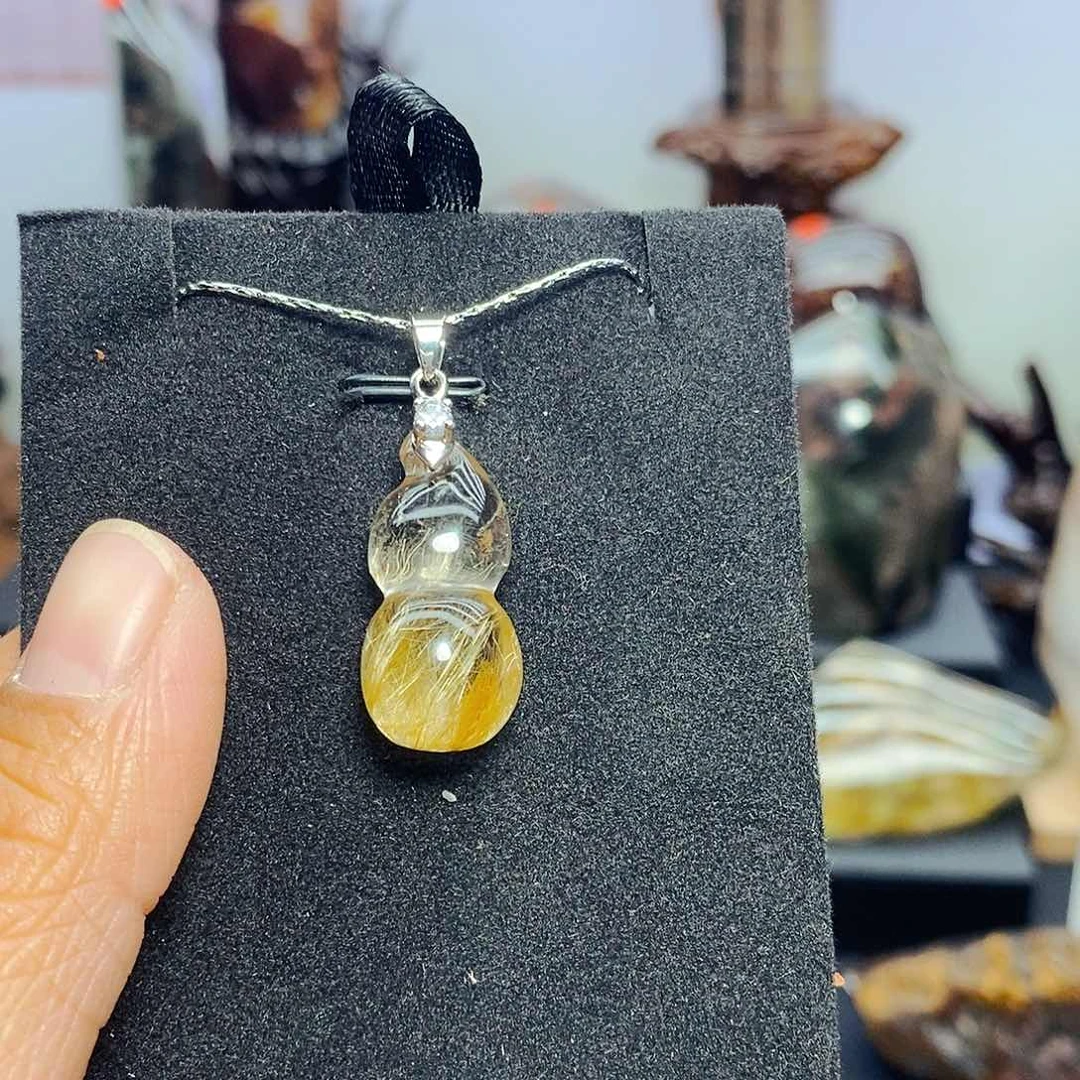 水晶颈饰未镶嵌?**猪