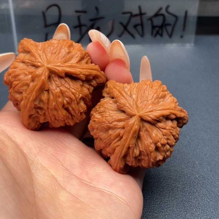 ****好文玩核桃吊坠白狮子