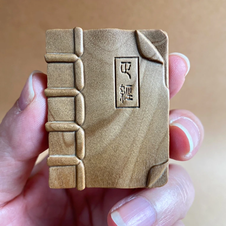 印度正区老山檀香一本正经牌吊坠精品老山檀香挂饰36*46*10mm