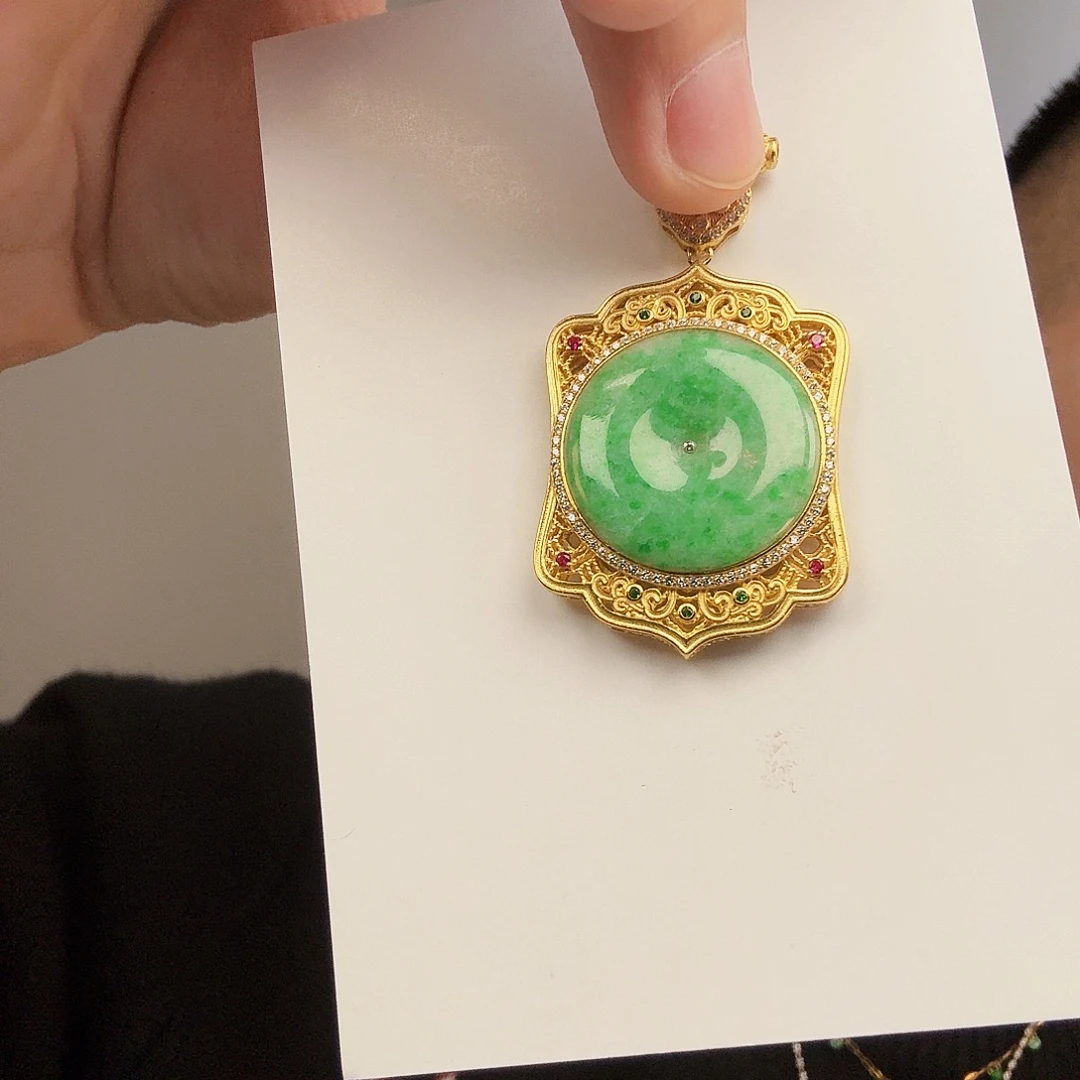 翡翠未镶嵌颈饰一件