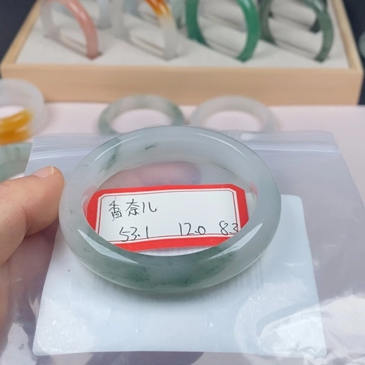 香***儿石英岩玉未镶嵌手镯