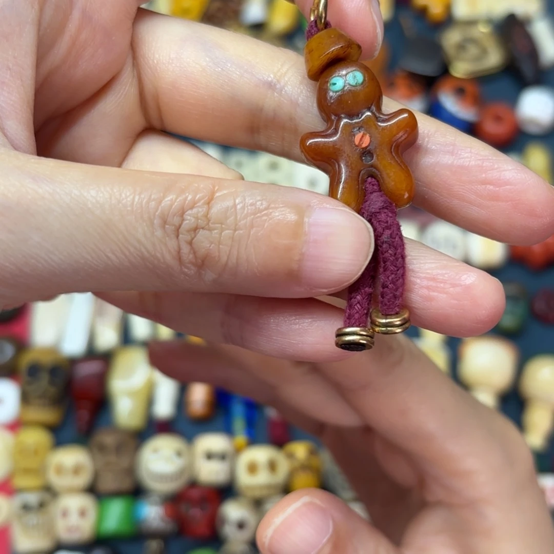 配饰在这块小块土地下显得非常修长