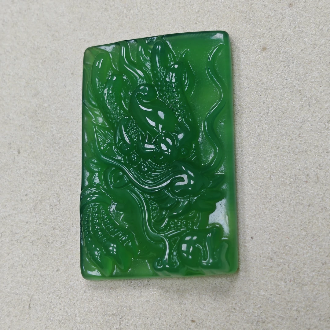 极光绿玉石玛瑙龙牌吊坠