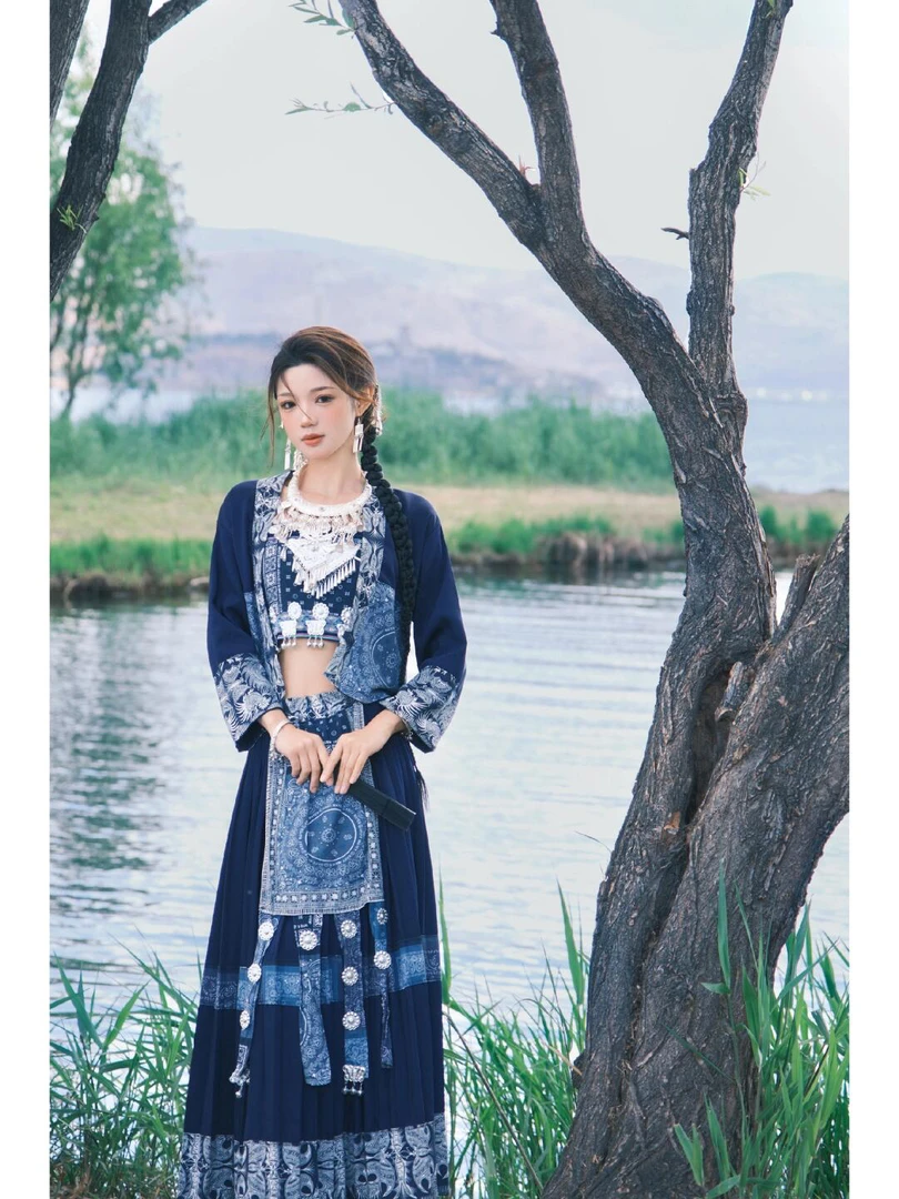 新款贵州湖南苗寨苗族服装旅拍云南少数民族服饰演出服精品表演服