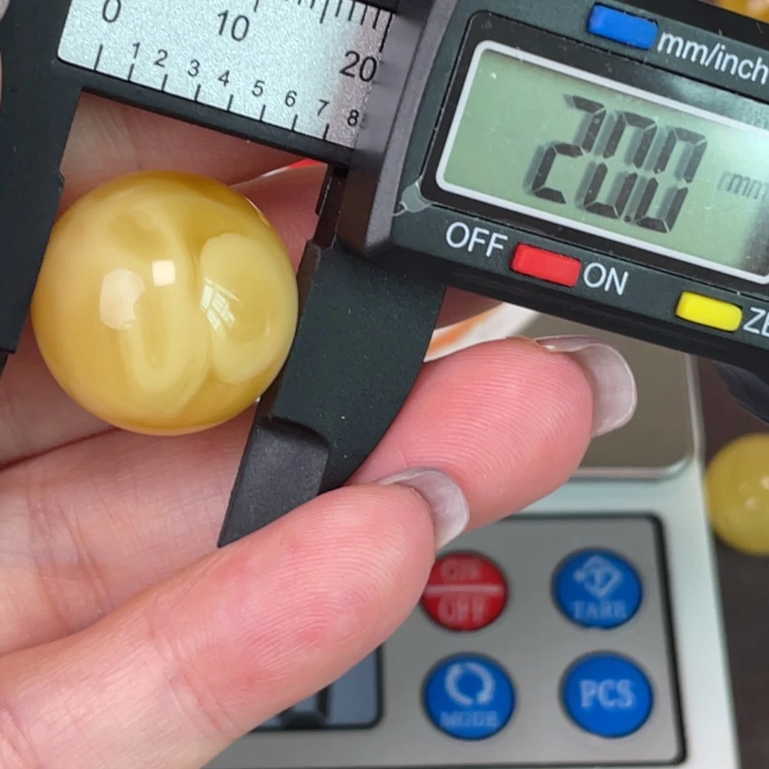 未镶嵌琥珀裸石微瑕316