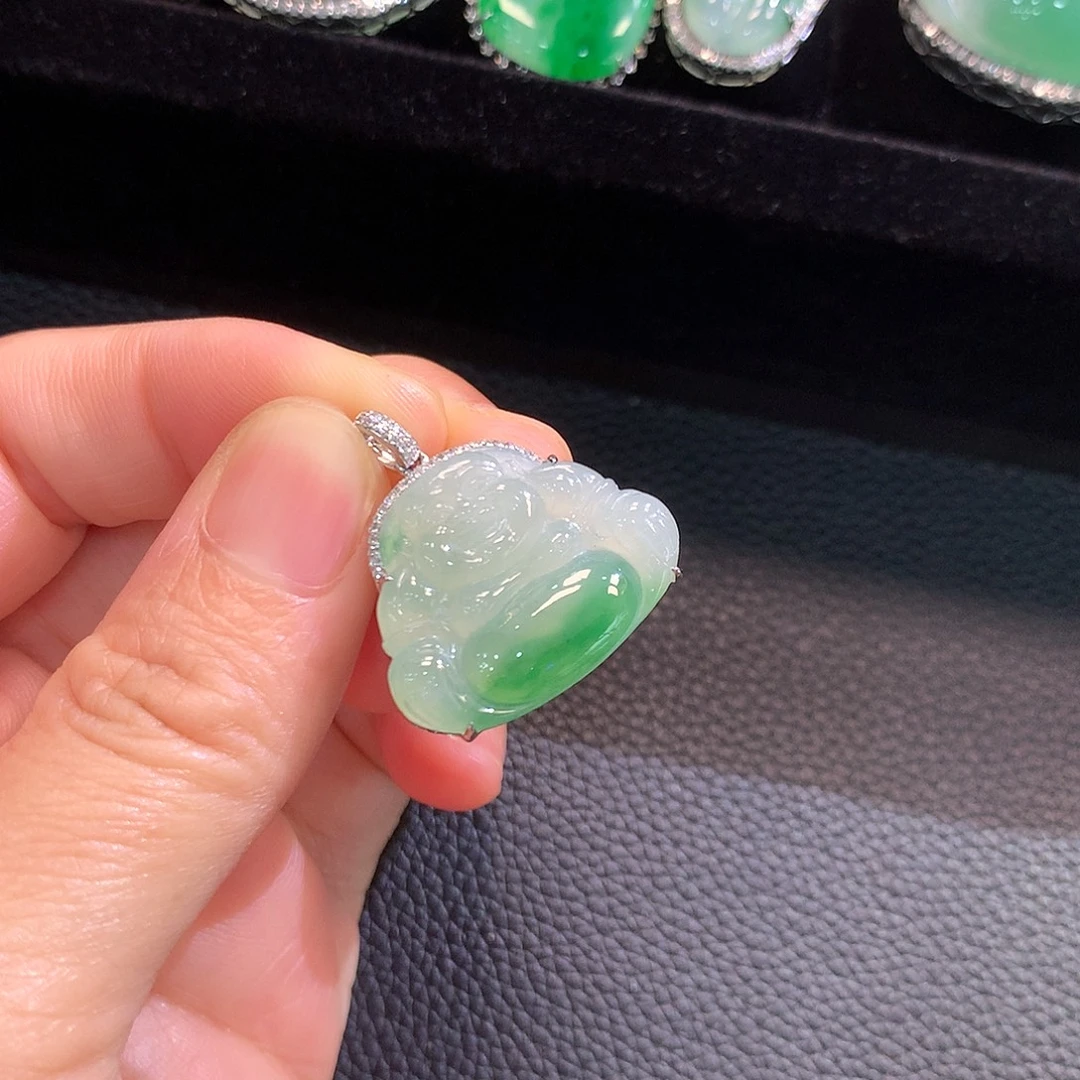 颈饰18K金镶嵌翡翠绿佛