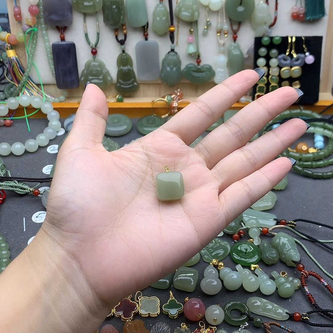 小***红和田玉18K金镶嵌吊坠(不含链)