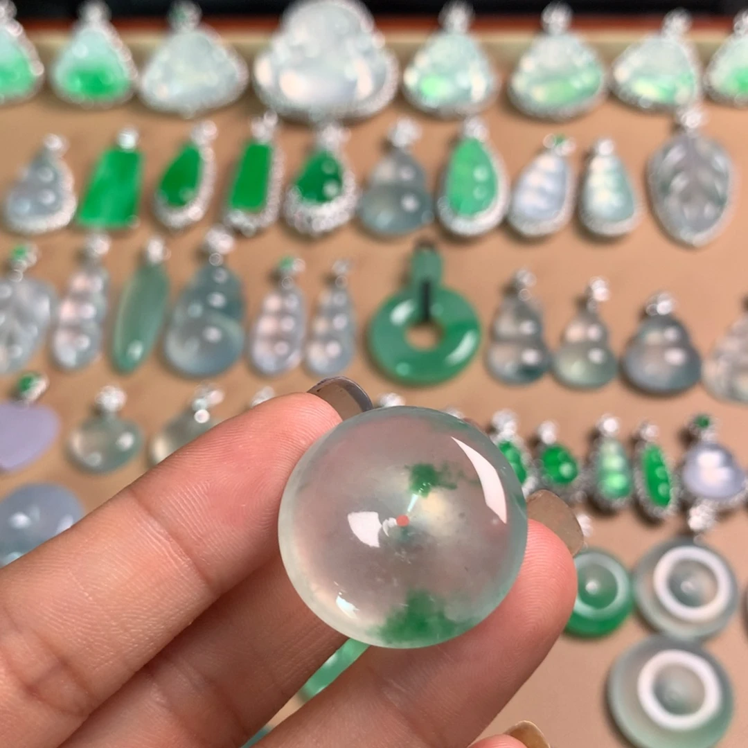 翡翠未镶嵌颈饰飘绿花平安扣