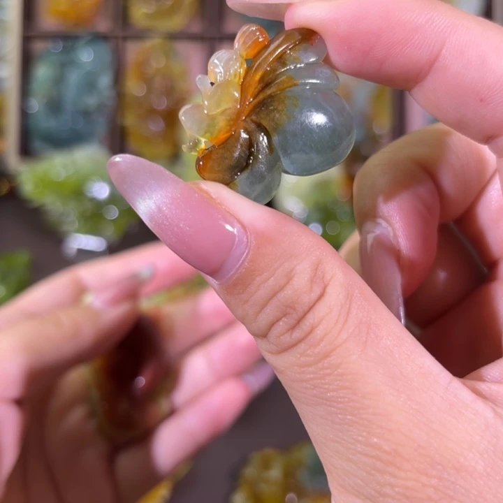未镶嵌蛇纹石玉颈饰李**?