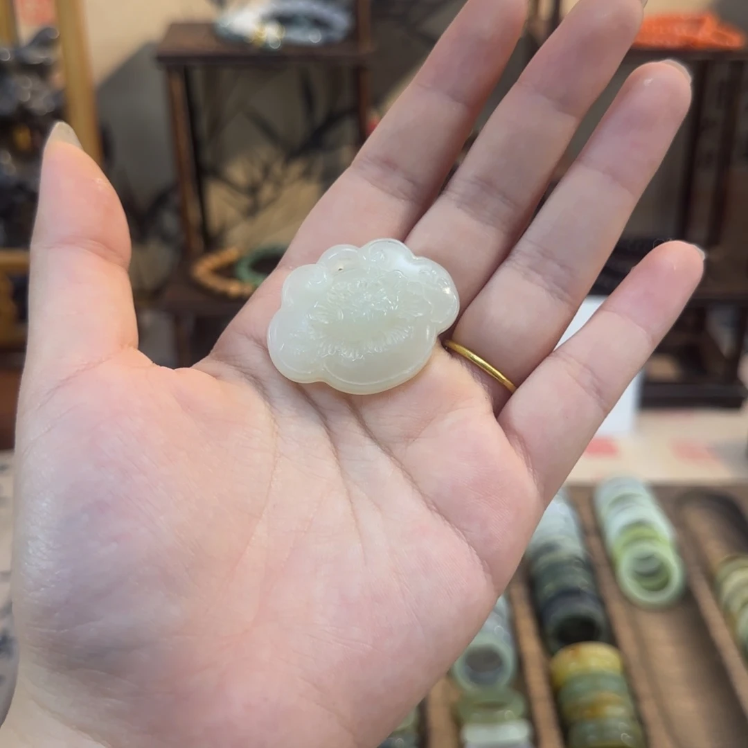 蛇纹石玉颈饰合金